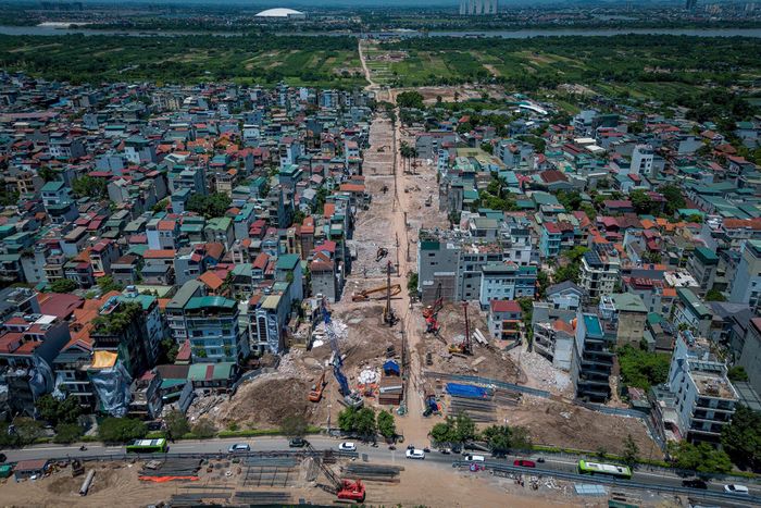 Dự án cầu Tứ Liên là một trong 18 công trình đường bộ vượt sông Hồng trong quy hoạch giao thông Hà Nội đến năm 2030, với tổng mức đầu tư 19.830 tỷ đồng. Điểm đầu tại nút giao đường Nghi Tàm (phường Tây Hồ), điểm cuối tại nút giao đường Trường Sa (xã Đông Anh). Cầu nằm giữa cầu Nhật Tân và cầu Long Biên, nối quận Tây Hồ với huyện Đông Anh, qua sông Hồng. Toàn tuyến dài khoảng 5,15 km, được xem là một trong những công trình giao thông trọng điểm kết nối trung tâm Hà Nội với khu vực phía Đông. 