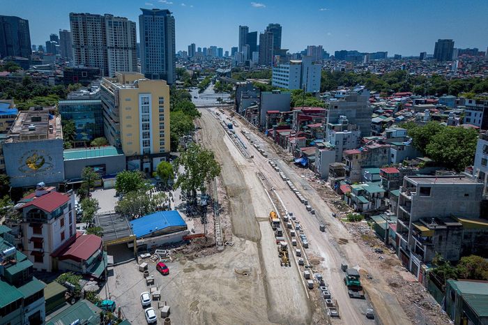  Tuyến đường Đê La Thành thuộc dự án Vành đai 1 đoạn Hoàng Cầu - Voi Phục trong tình trạng ùn ứ do mặt đường bị thu hẹp để phục vụ công trường. 