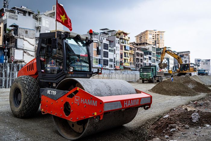  Dự án đã có mặt bằng thông suốt từ ngày 15/12/2025 và thông tuyến kỹ thuật từ ngày 15/1/2026. Nhiều tuyến đường tại Vành đai 1 đoạn Hoàng Cầu - Voi Phục đang trong quá trình thi công khiến việc đi lại của người dân gặp nhiều hạn chế. 