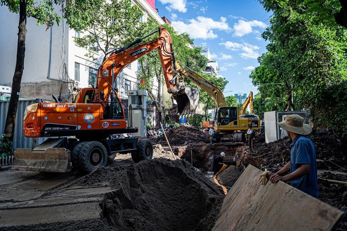 Phố Quang Trung, đoạn từ nút giao Trần Hưng Đạo đến nút giao Lý Thường Kiệt, được quây rào để phục vụ thi công hệ thống cống thoát nước. Theo Sở Xây dựng Hà Nội, đây là hạng mục thuộc dự án đầu tư xây dựng chống úng ngập cục bộ tại một số điểm trong khu vực nội thành. Dự án bao gồm việc xây dựng các tuyến cống thoát nước mới dọc phố Quang Trung và Quán Sứ, với kích thước từ 1,2x0,6 m đến 2x2 m, đi qua địa bàn các phường Hai Bà Trưng, Hoàn Kiếm và Cửa Nam. Sau khi hoàn thành, tuyến cống mới trên phố Quang Trung và Quán Sứ được kỳ vọng góp phần giảm tình trạng ngập úng tại khu vực Phan Bội Châu - Lý Thường Kiệt và khu phố cổ. 