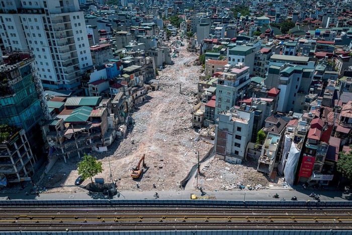  Dự án Vành đai 2.5 có chiều dài gần 20 km, bắt đầu từ khu đô thị Ciputra đến khu vực gần cầu Thanh Trì, dự kiến hoàn thành trong năm 2026. Tại đoạn qua phường Thanh Xuân, công tác giải phóng mặt bằng và phá dỡ công trình đang được đẩy nhanh trên tuyến đường Nguyễn Trãi. Nhiều máy móc, phương tiện thi công hoạt động liên tục trên công trường. 