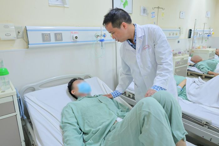  Bác sĩ thăm khám cho bệnh nhân. Ảnh: BVCC. 
