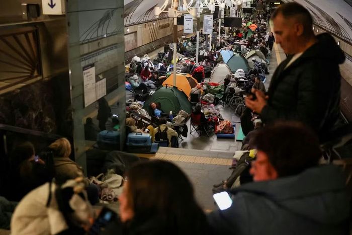  Người dân Kyiv trú ẩn dưới ga tàu điện ngầm. Ảnh: Reuters.