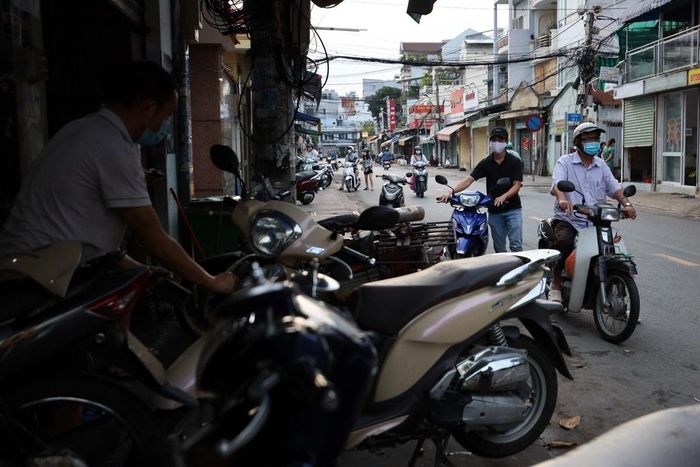  Khá nhiều khách hàng quan tâm dịch vụ vệ sinh xe trước khi đổ xăng E10. Ảnh minh họa: Phương Lâm. 