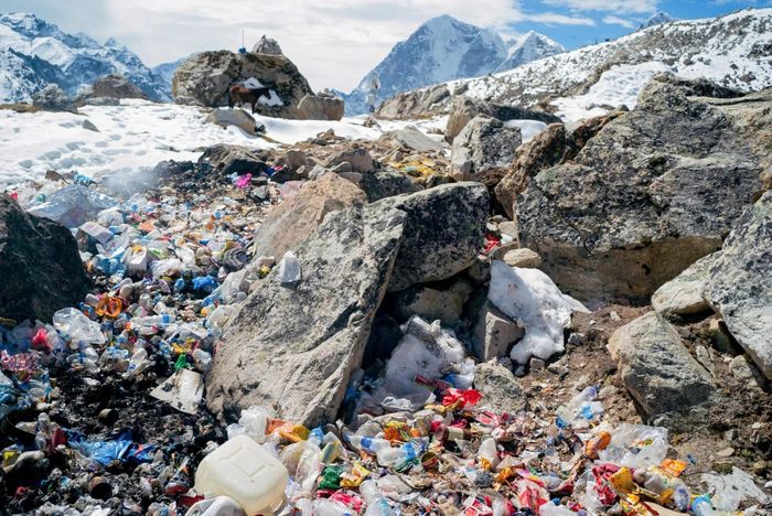  Rác thải nhựa bị bỏ lại tại một bãi rác cách trại chính Everest 3,5 km, thuộc vùng Sagarmatha (Nepal), tháng 10/2024. Ảnh: Mailee Osten-Tan. 