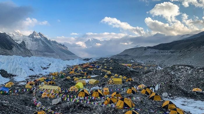  Trại căn cứ núi Everest ở Nepal là điểm dừng chân dành cho những nhà thám hiểm đang cố gắng chinh phục đỉnh núi cao nhất thế giới. Ảnh: Alex Tait. 