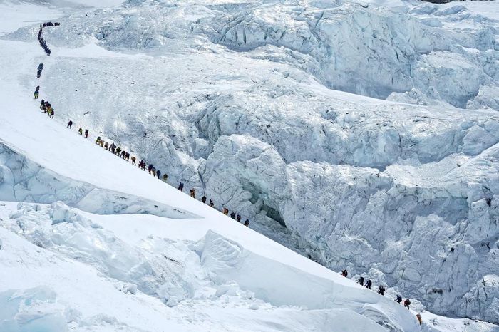  Các nhà leo núi đi theo hàng trên đường chinh phục đỉnh Everest, ngày 18/5. Ảnh: Purnima Shrestha/Reuters. 