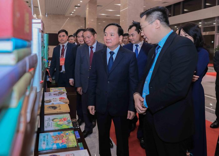Trưởng Ban Tuyên giáo và Dân vận Trung ương Trịnh Văn Quyết cùng các đại biểu tham quan khu trưng bày sách đoạt giải Giải thưởng Sách Quốc gia lần VIII. Ảnh: TTXVN.