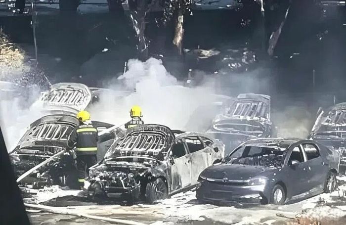  Những chiếc xe điện Geely Galaxy A7 cháy trơ khung tại Trung Quốc. Ảnh: CNR. 
