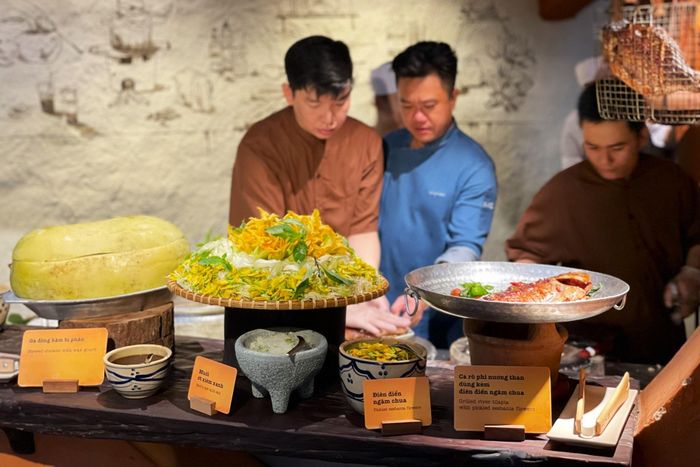  Cá rô phi nướng than kèm điên điển và gà đồng hầm bí phấn. Ảnh: Trúc Hồ. 