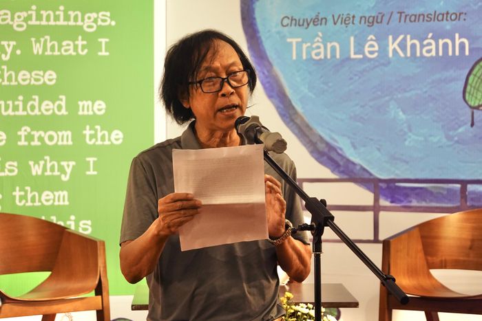 Nhà thơ Nguyễn Việt Chiến tại buổi ra mắt sách. Ảnh: Thúy Hạnh.