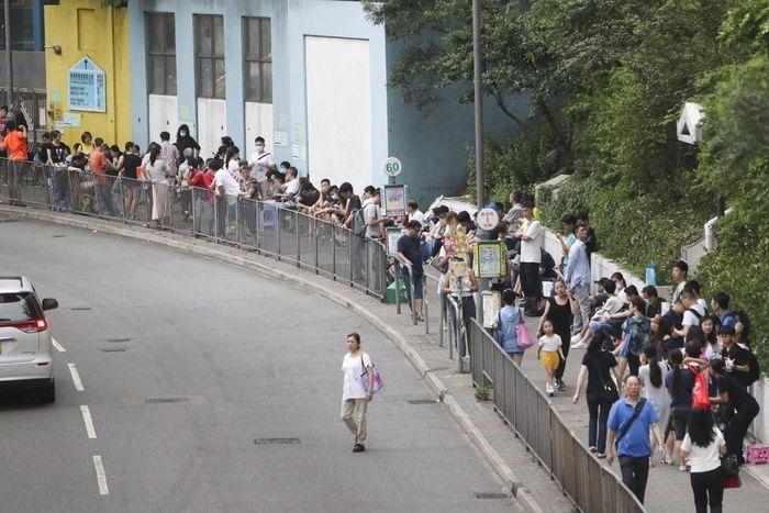  Phụ huynh tại Hong Kong nộp hồ sơ lớp 1 cho con. Ảnh: SCMP. 