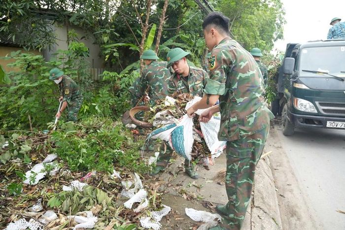 Các lực lượng phường Sơn Tây (Hà Nội) ra quân dọn vệ sinh trên tuyến Quốc lộ 32 ngày 31.5