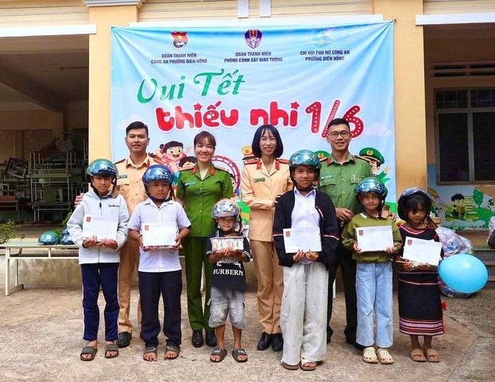 Ủy ban MTTQ Việt Nam xã Pờ Tó tổ chức Hội chợ Tết thiếu nhi với nhiều gian hàng 0 đồng cùng các hoạt động vui chơi, trải nghiệm hấp dẫn cho các em thiếu nhi trên địa bàn
