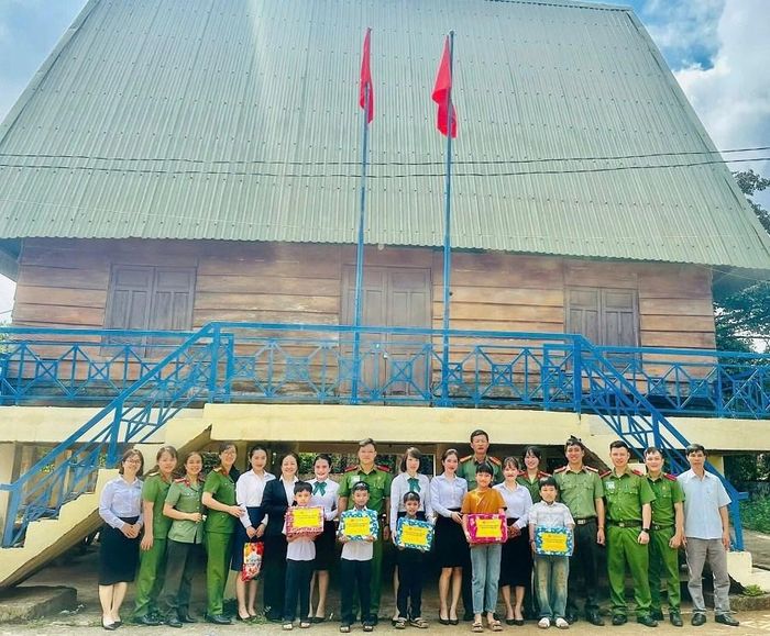Công an phường Thống Nhất phối hợp với Ngân hàng TMCP Phương Đông (OCB) triển khai nhiều hoạt động ý nghĩa hướng về trẻ em và người dân có hoàn cảnh khó khăn tại phường Thống Nhất (Gia Lai)