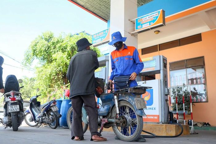 Người dân Quảng Ngãi dần hình thành thói quen sử dụng xăng E10 trong sinh hoạt và đi lại hằng ngày