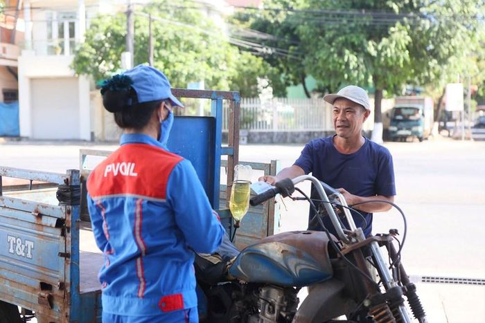 Khách hàng lựa chọn xăng E10 tại cửa hàng bán lẻ sau khi được tư vấn về khả năng tương thích với động cơ