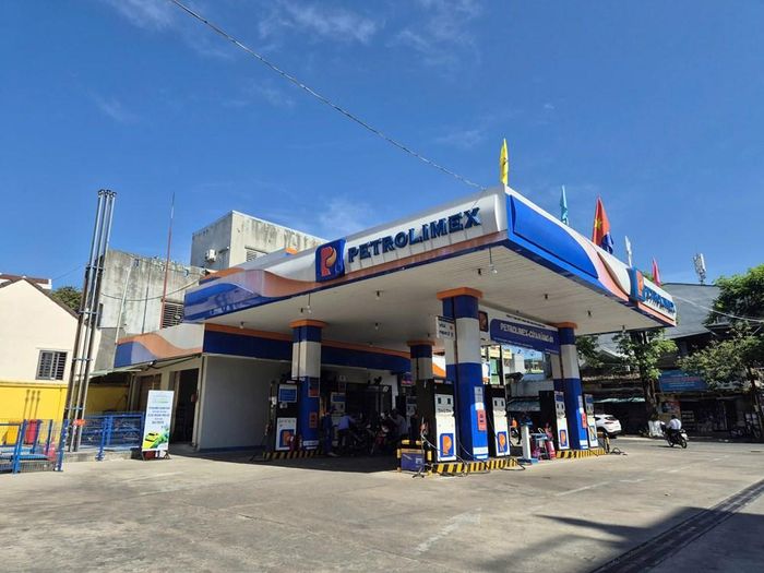 Petrolimex Quảng Ngãi là một trong những đơn vị tiên phong đưa xăng E10 vào kinh doanh thí điểm