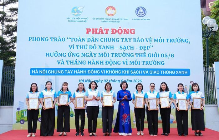 Ban tổ chức khen thưởng các Hội LHPN cơ sở đoạt giải cuộc thi Đoạn đường/Tuyến phố bích họa/nở hoa năm 2026