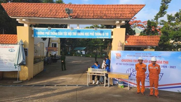 Ngành điện bố trí nhân lực ứng trực tại điểm thi Trường PTDTNT THPT Ia Tơi để chủ động các phương án ứng phó sự cố đảm bảo cung cấp điện an toàn và liên tục