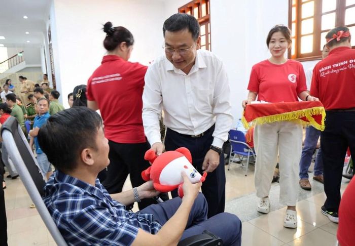 Các đại biểu thăm hỏi, động viên những người tham gia hiến máu tình nguyện