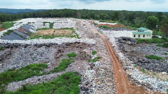 Nhiều bãi rác hiện nay đang rơi vào tình trạng quá tải