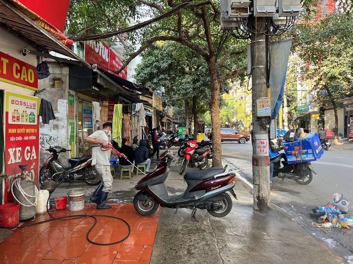 Bộ Xây dựng đề nghị bổ sung trách nhiệm giám sát của HĐND các cấp. Đồng thời, cần làm rõ trách nhiệm của các cơ quan quản lí trong việc theo dõi, kiểm soát hoạt động trên các tuyến phố thí điểm thông qua hệ thống camera giám sát. Ảnh: Tuấn Đông