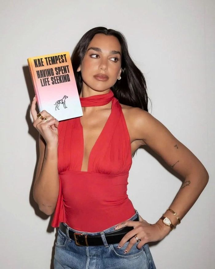 Dua Lipa mang đến diện mạo cuốn hút với thiết kế áo cổ yếm sắc đỏ dâu tây