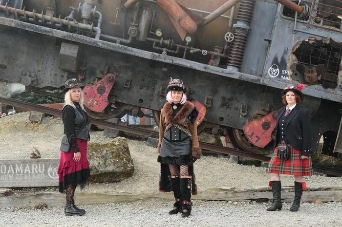 Lễ hội steampunk mang đến những phong cách thời trang độc đáo. Ảnh: AP