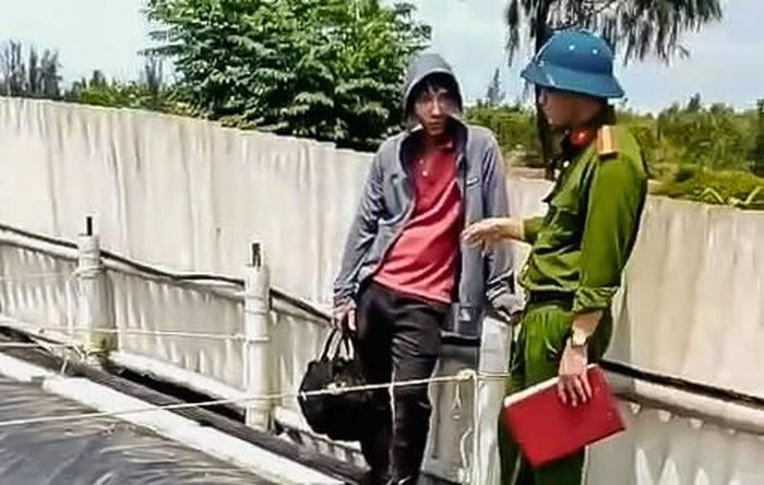 Cơ quan công an tìm hiểu sự việc. Ảnh cắt từ clip