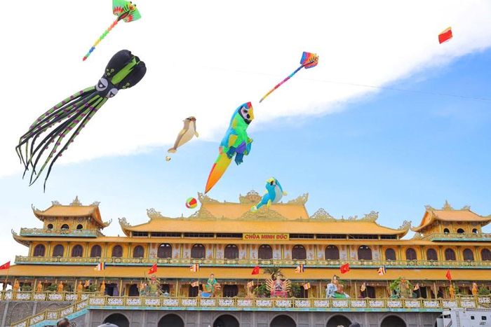 Các mẫu diều mang hình dáng sinh vật biển góp phần quảng bá vẻ đẹp biển đảo và tiềm năng du lịch Quảng Ngãi