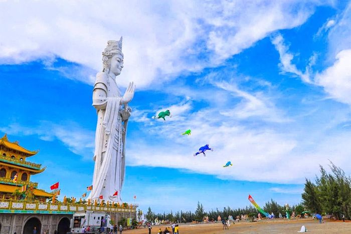 Cánh diều nghệ thuật tung bay bên tượng Phật Quan Âm cao nhất Đông Nam Á trên núi Thiên Mã, tạo nên khung cảnh ấn tượng và đầy sắc màu trong chương trình trình diễn diều nghệ thuật “Quảng Ngãi bay lên”