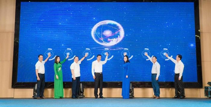 Các đại biểu thực hiện nghi thức ra mắt hệ thống Cổng Cơ sở dữ liệu dùng chung ngành VHTTDL