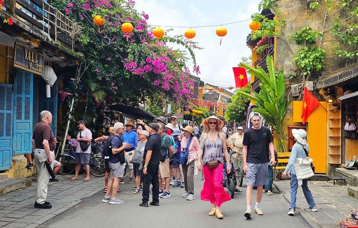 Du khách trong và ngoài nước tham quan phố cổ Hội An