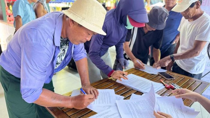 Ngư dân Cù Lao Chàm ký cam kết không xả rác xuống biển, mang rác thải về bờ