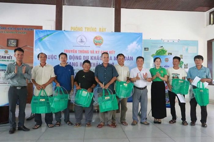 Trao dụng cụ hỗ trợ ngư dân thu gom rác thải đại dương trong mỗi chuyến biển