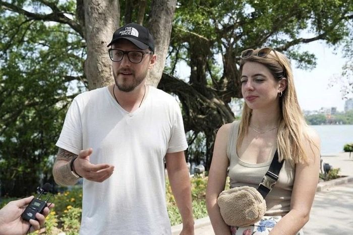 Hai du khách Dan và Elle chăm chú lắng nghe và bày tỏ sự thích thú khi lần đầu tiên được thưởng thức một làn điệu Xẩm cổ của Việt Nam