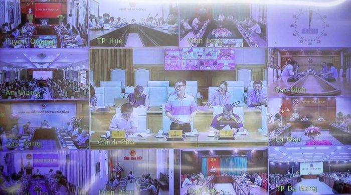 Hội nghị được tổ chức trực tiếp tại đầu cầu Chính phủ, kết nối trực tuyến đến UBND các tỉnh, thành phố