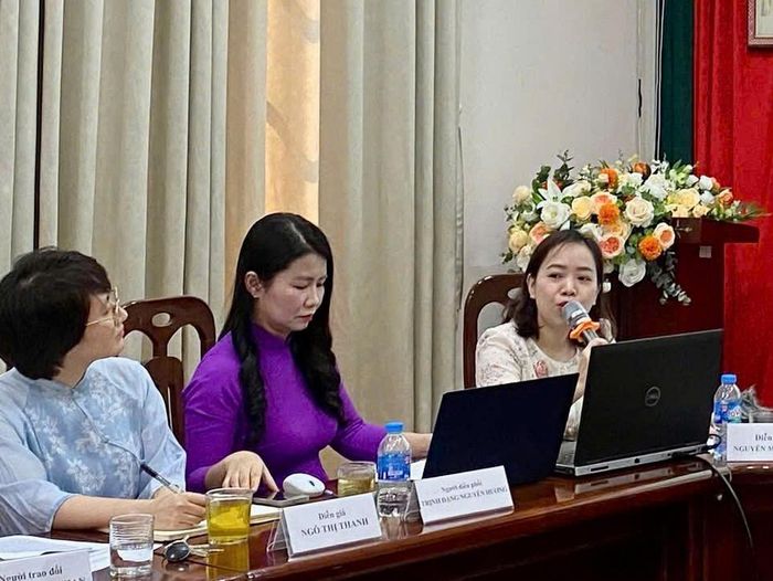 ThS Nguyễn Minh Huệ (phải) tại buổi thuyết trình khoa học