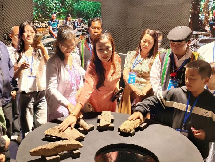 Du khách trải nghiệm hệ thống cảm biến tương tác tái hiện âm thanh của bộ đàn đá tại Nhà triển lãm Âm thanh. Ảnh: Nguyễn Huy Thành – TTXVN