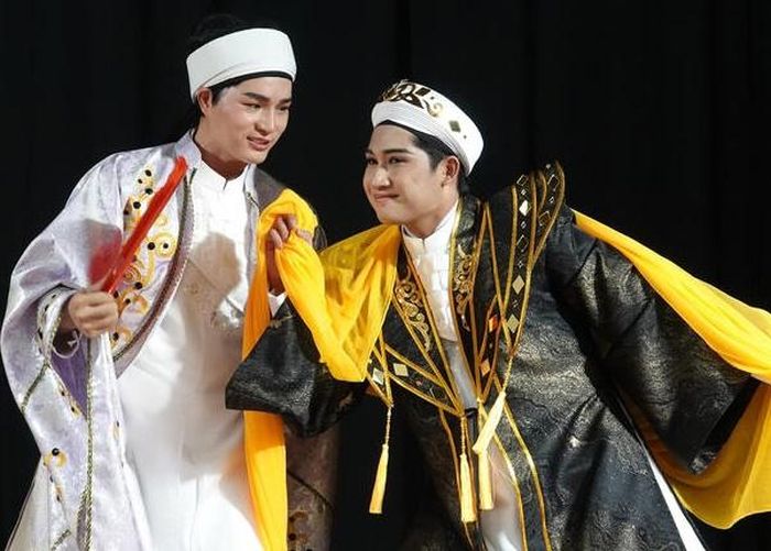 Các diễn viên Lê Trung Thảo (trái) và Nhật Cường trong vở “Nhật thực”