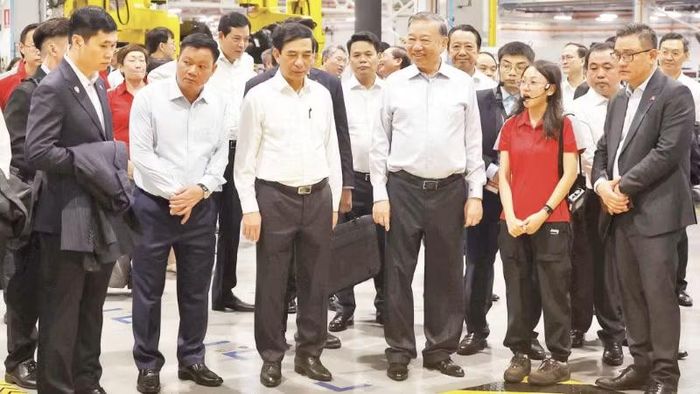 Tổng Bí thư, Chủ tịch nước Tô Lâm thăm Trung tâm Thử nghiệm Đường sắt Singapore. (Ảnh: TTXVN)