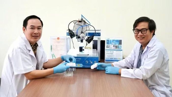 Phó Giáo sư, Tiến sĩ Nguyễn Ngọc Đỉnh (bên phải) – Đồng chủ nhiệm dự án VINIF - 2020.DA07 và Phó Giáo sư, Tiến sĩ Đỗ Xuân Hai (trái) – Thành viên chính của dự án.