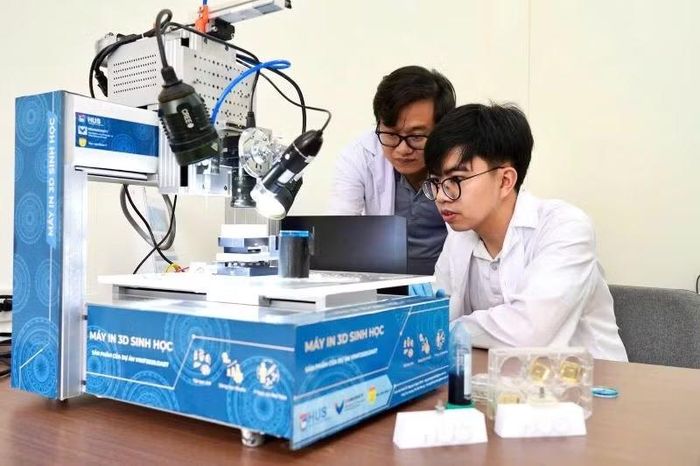 Hình ảnh của Phó Giáo sư Nguyễn Ngọc Đỉnh và thành viên của nhóm nghiên cứu.