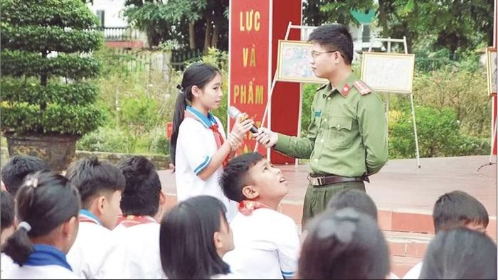 Tuyên truyền về phòng, chống lừa đảo trên không gian mạng và kỹ năng sử dụng mạng internet an toàn cho học sinh. (Ảnh: Công an tỉnh Tuyên Quang)