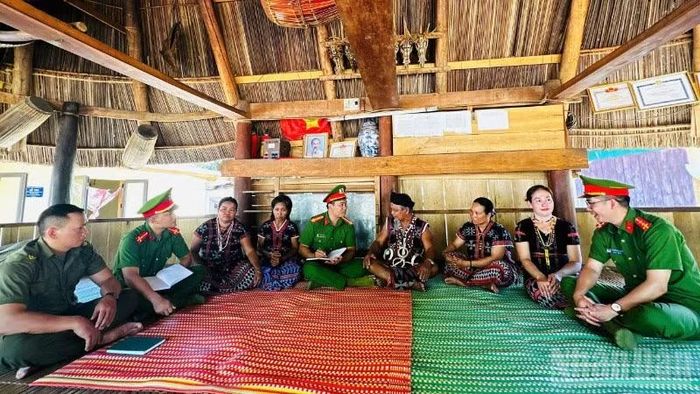Công an xã A Vương, thành phố Đà Nẵng gắn kết với đồng bào Cơ Tu tại các thôn, khu dân cư trên địa bàn. (Ảnh: ANH ĐÀO)