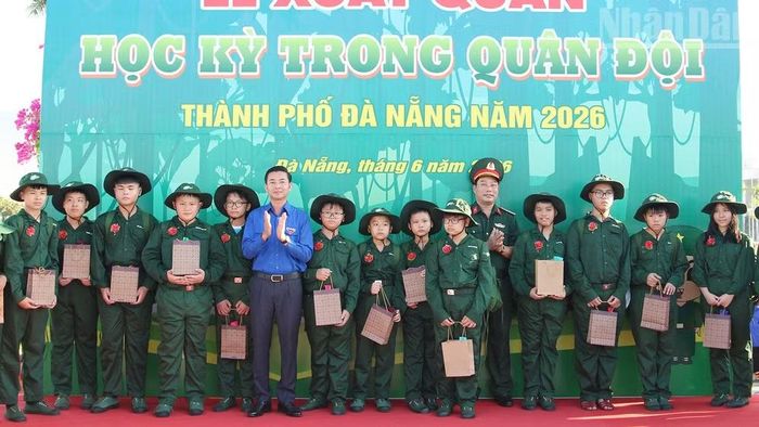 Trao quà, động viên các học viên tham gia “Học kỳ trong Quân đội”.