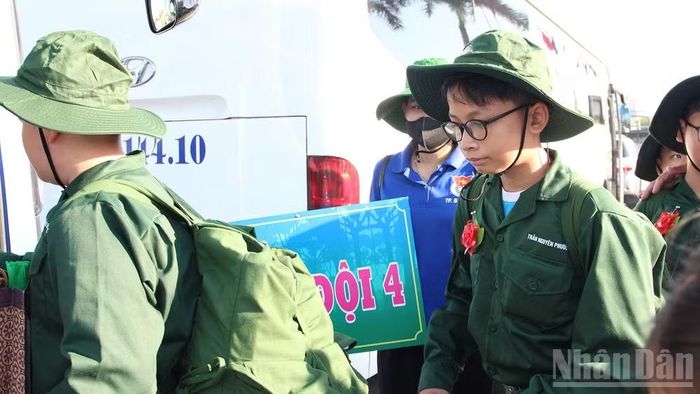 "Chiến sĩ nhí" lên xe sẵn sàng trải nghiệm môi trường quân đội.