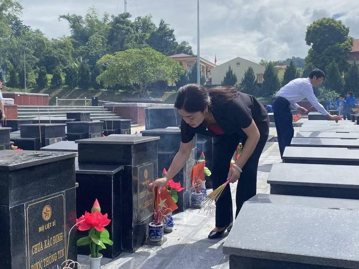 Lãnh đạo tỉnh Thái Nguyên thắp hương, viếng các phần mộ liệt sĩ chưa xác định được thông tin tại Nghĩa trang liệt sĩ Bắc Kạn, xã Phủ Thông. (Ảnh: THANH TUYỀN)