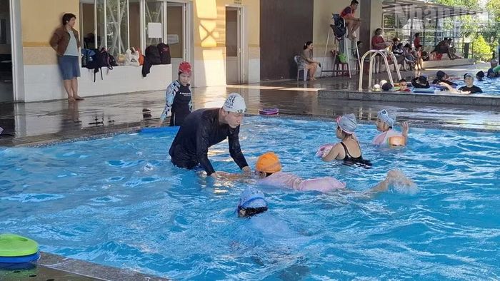 Các em nhỏ được hướng dẫn kỹ thuật bơi cơ bản và kỹ năng an toàn dưới nước.